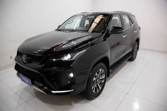 TOYOTA HILUX SW4 2.8 D-4D TURBO DIESEL SRX PLATINUM 7L 4X4 AUTOMÁTICO